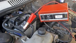 Jak długo powinno się ładować akumulator przy pomocy prostownika?