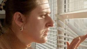 "Syndrom osiedlowego monitoringu": dlaczego ludzie podglądają przez okno?