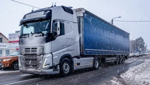 Lód spadł z dachu ciężarówki. Agent ubezpieczeniowy radzi, co robić