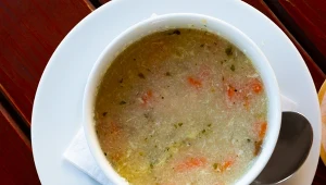 Zupa z kaszą manną jest lekkostrawna i ma łagodny smak