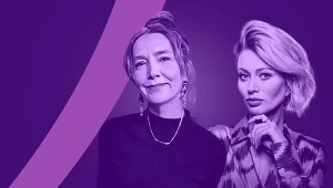 Dwie kobiety ustawione obok siebie na fioletowym tle, jedna z delikatnym uśmiechem, druga z krótkimi jasnymi włosami i wyrazistym spojrzeniem, często trzymająca dłoń przy brodzie, całość utrzymana w jednolitej tonacji kolorystycznej.