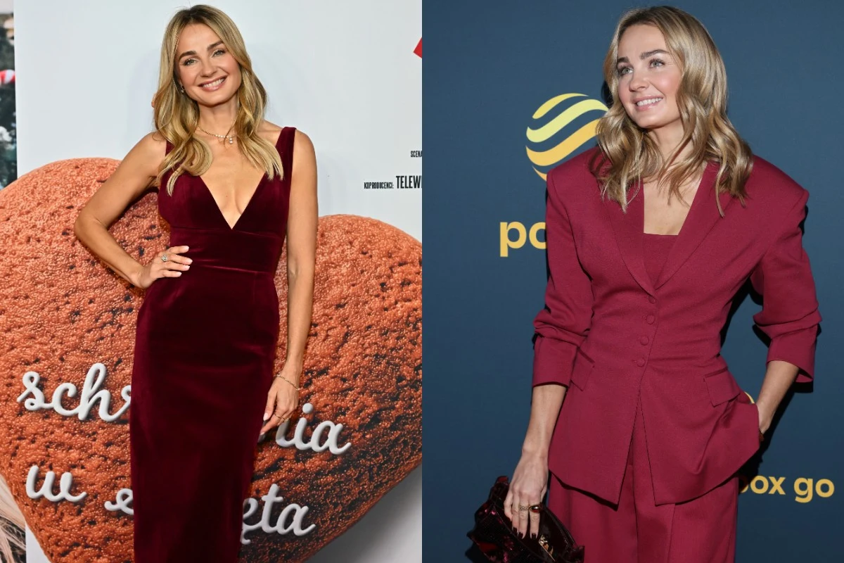 Dwie kobiety ubrane w eleganckie, bordowe stroje pozują podczas wydarzeń medialnych na tle tematycznych ścianek.