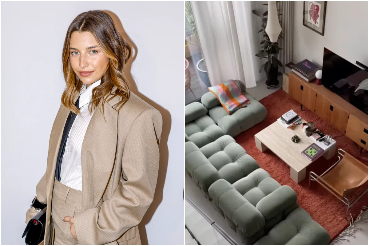 Po lewej elegancko ubrana kobieta w beżowym garniturze z jasną koszulą i rozpuszczonymi włosami. Po prawej nowocześnie umeblowany salon z jasnozieloną kanapą, okrągłym stolikiem, dywanem w kolorze ceglanym i dużym telewizorem na szafce.