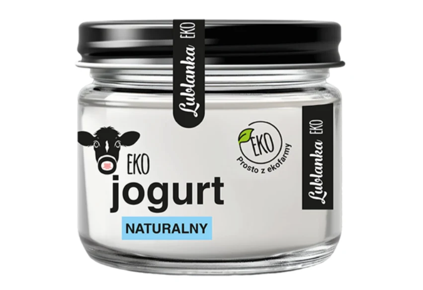 W takim jogurcie może znajdować się szkło Szklany słoik z czarną zakrętką, wypełniony naturalnym jogurtem, opatrzony etykietą z napisem 'Eko jogurt naturalny' oraz rysunkiem krowy i logo marki Lublanka.