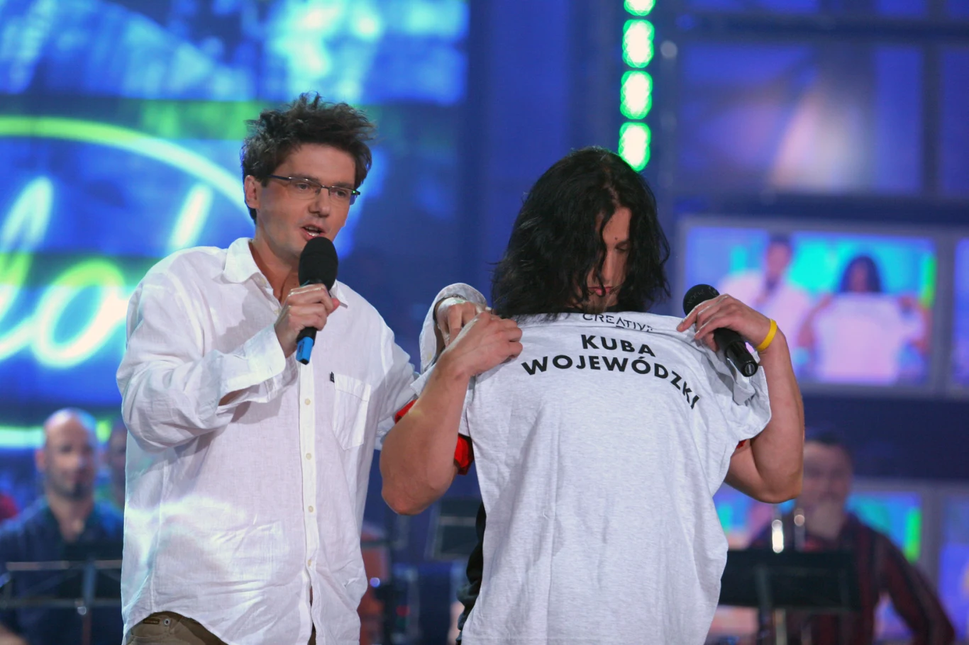 Kuba Wojewódzki w programie był zachwycony Maćkiem Silskim. Wróżył mu wielką karierę po "Idolu", Stało się inaczej Dwóch mężczyzn na scenie, jeden z nich trzyma mikrofon i mówi, drugi unosi koszulkę z napisem Kuba Wojewódzki, w tle rozmazane osoby i elementy dekoracji programu telewizyjnego.