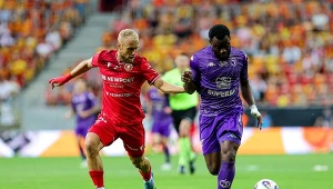 Szymon Czyż w walce o piłkę z Afimico Pululu