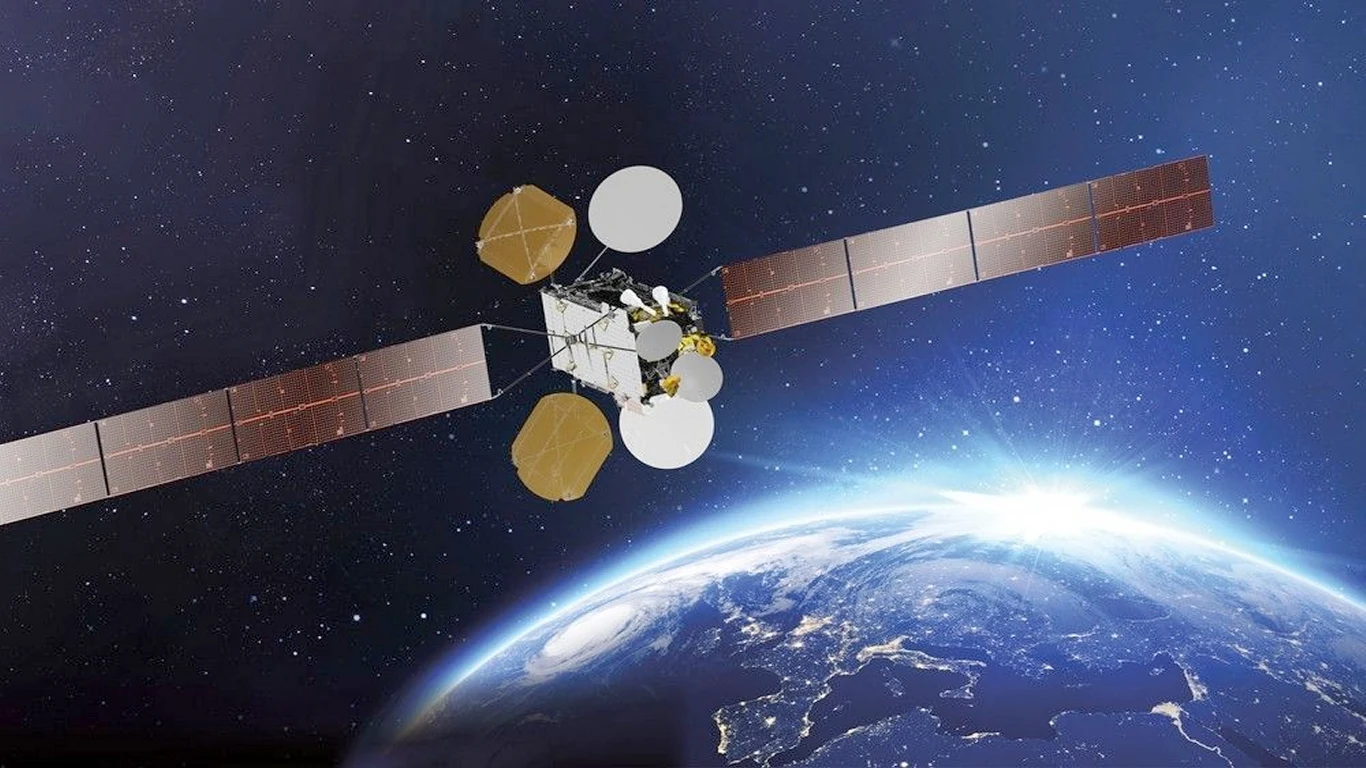 Satelita na orbicie ziemskiej z rozłożonymi panelami słonecznymi, na tle ciemnego kosmosu oraz widocznej części kuli ziemskiej oświetlonej światłem słonecznym.