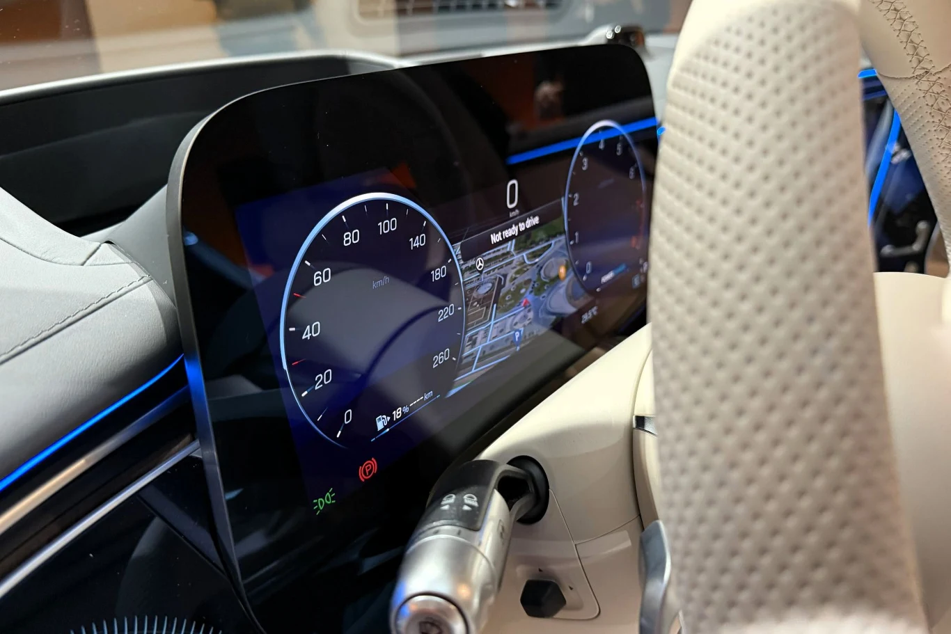 12,3-calowy ekran wskaźników z nieco przeprojektowaną grafiką oferuje możliwość wyświetlania obrazu w 3D. Cyfrowy wyświetlacz zestawu wskaźników samochodu z widocznymi zegarami prędkościomierza i obrotomierza, kolorową grafiką na środku oraz fragmentem jasnej kierownicy pokrytej perforowaną skórą.