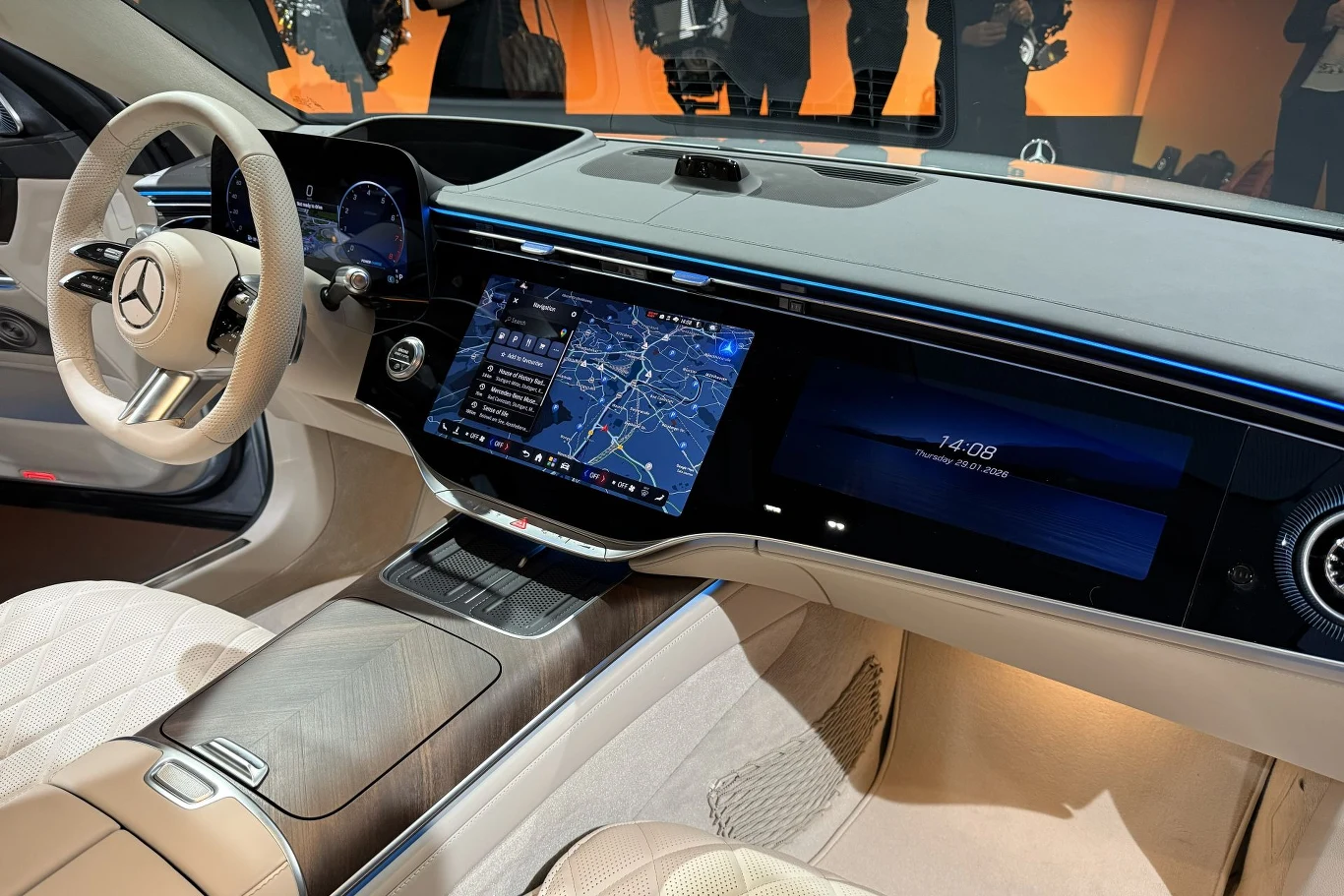 Także pasażer ma swój wyświetlacz. 12,3-calowy ekran jest odpowiednio zabezpieczony, by kierowca nie zerkał w jego kierunku. Luksusowy kokpit samochodu marki Mercedes z dużym dotykowym ekranem nawigacyjnym, elegancką kierownicą i nowoczesnymi elementami wykończenia w jasnych barwach.
