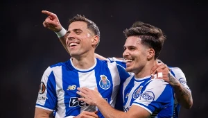 Jan Bednarek (z lewej) mecz z Rangers FC rozpoczął od kosztownego błędu, ale potem miał sporo powodów do satysfakcji