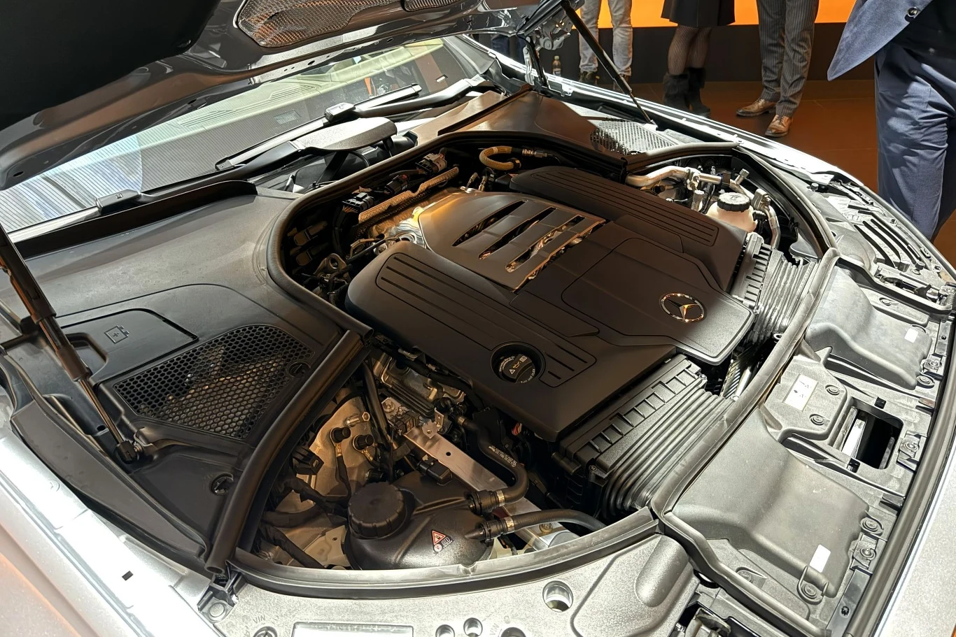 Topowa odmiana benzynowa wyposażona jest w czterolitrowy silnik V8 generujący 537 KM i 750 Nm. Przedział silnika luksusowego samochodu marki Mercedes-Benz, widoczny wysoki poziom wykonania podzespołów i nowoczesne technologie zastosowane przy jednostce napędowej.