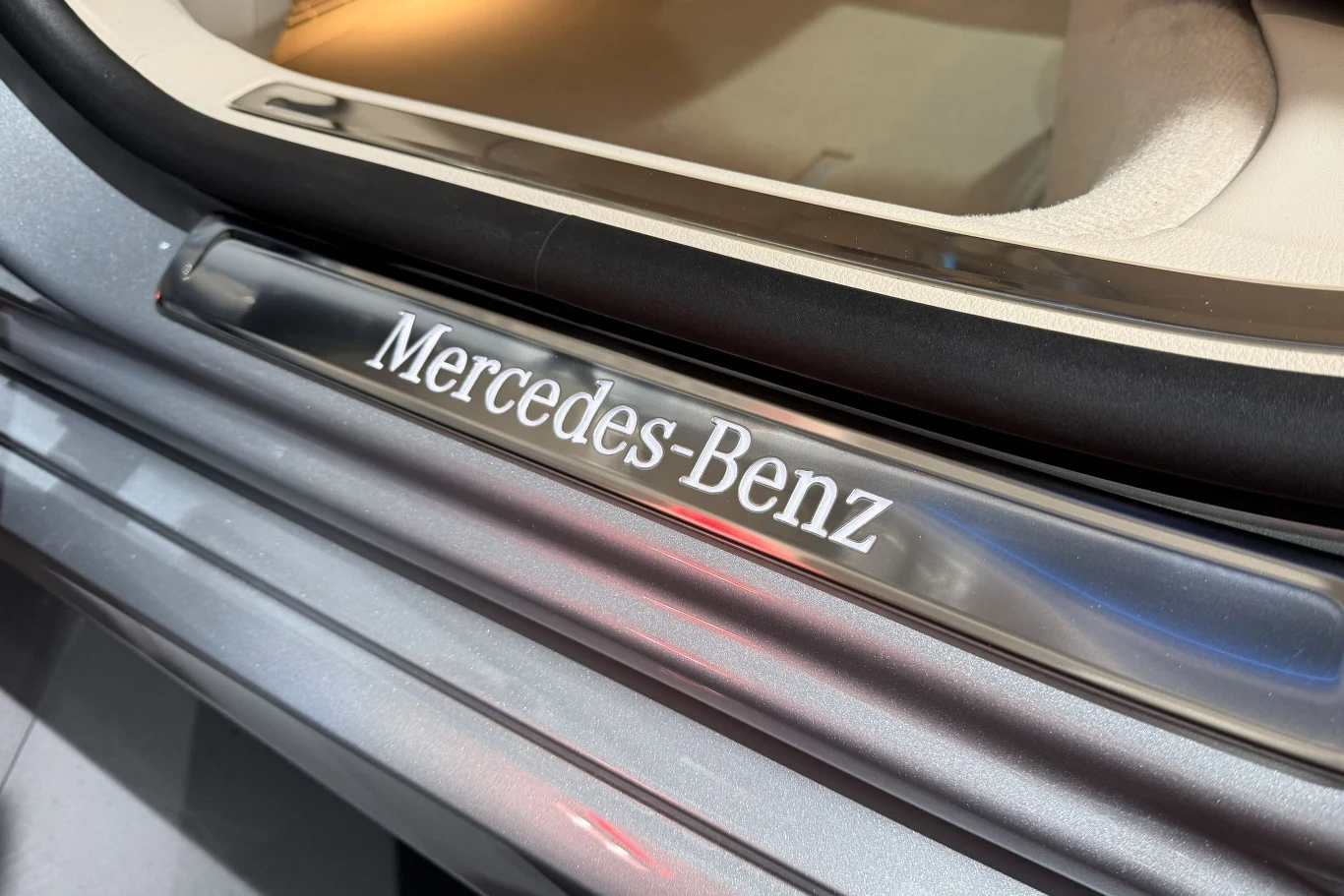 W Niemczech cenowo Mercedes klasy S po liftingu startuje od równowartości ponad 510 tys. złotych Próg wejściowy samochodu z napisem Mercedes-Benz, wykończony stalą nierdzewną, widoczne fragmenty wnętrza pojazdu oraz elementy tapicerki.