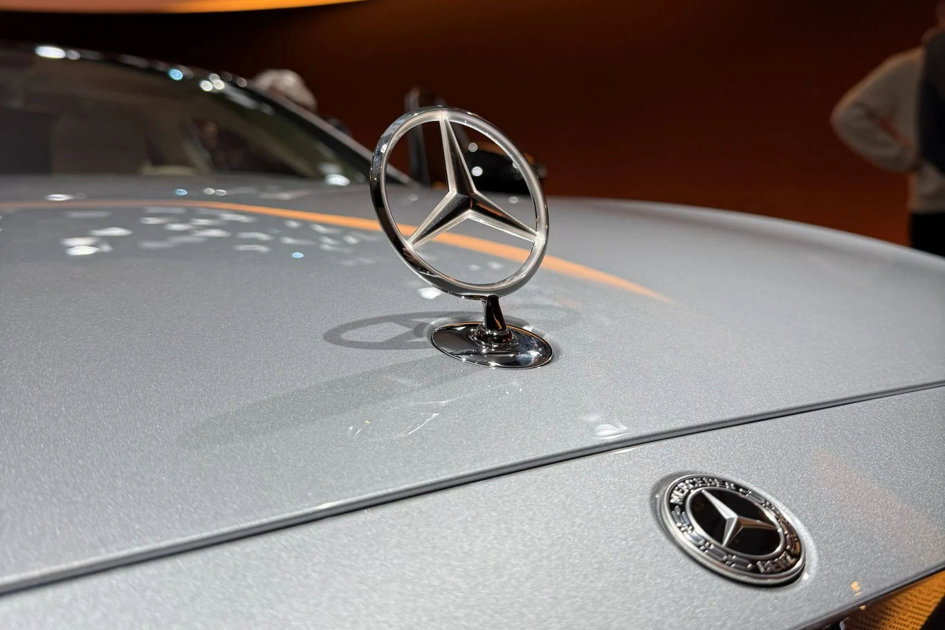 W ciemności klasę S po liftingu łatwo będzie poznać po podświetlanym logotypie. Chromowane logo Mercedesa umieszczone na błyszczącej masce srebrnego samochodu, które towarzyszy także emblemat producenta obok. Odbicie światła i detale podkreślają luksusowy charakter pojazdu.