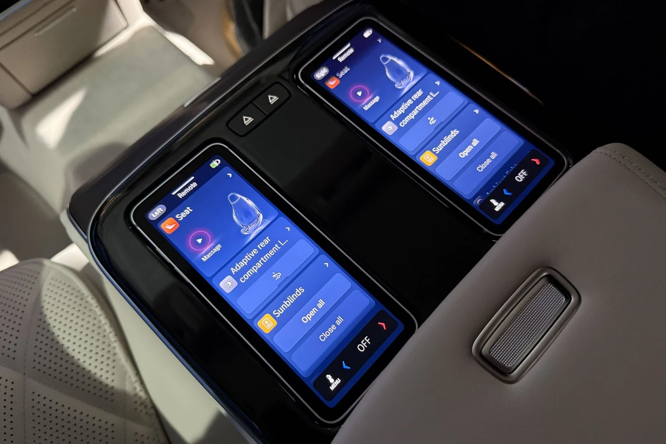 Poszczególnymi funkcjami, np. ustawieniami tylnych foteli czy temperaturą, nie trzeba sterować z poziomu ekranu. W konsoli pomiędzy tylnymi fotelami ukryte mogą być dwa dotykowe panele obsługujące m.in. wymienione funkcje. Centralna konsola samochodu wyposażona w dwa dotykowe panele sterujące wyświetlające opcje sterowania siedzeniami oraz klimatyzacją dla pasażerów tylnej kanapy.