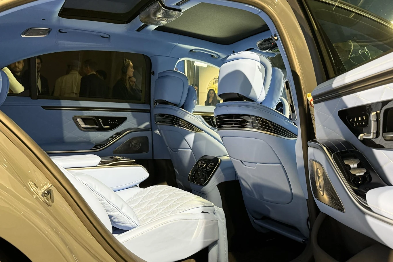 Wewnątrz możemy znaleźć m.in. poduszki na tylnych fotelach z charakterystycznym napisem "Manufaktur" czy niebieską tapicerkę. Ekskluzywne, nowoczesne wnętrze samochodu z jasnobłękitną tapicerką skórzaną, rozkładanymi tylnymi fotelami, dużą ilością miejsca na nogi oraz innowacyjnym systemem oświetlenia i panelami dotykowymi.