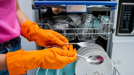 Czysta zmywarka i zlew bez użycia chemii. Ekspertka zdradza proste triki