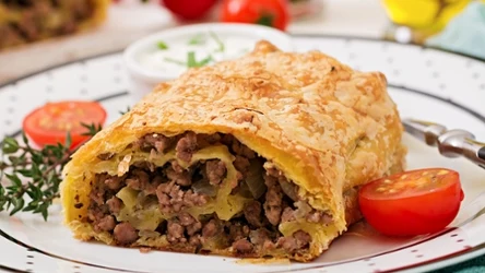 Wytrawny strudel z mięsem mielonym jest przepyszny