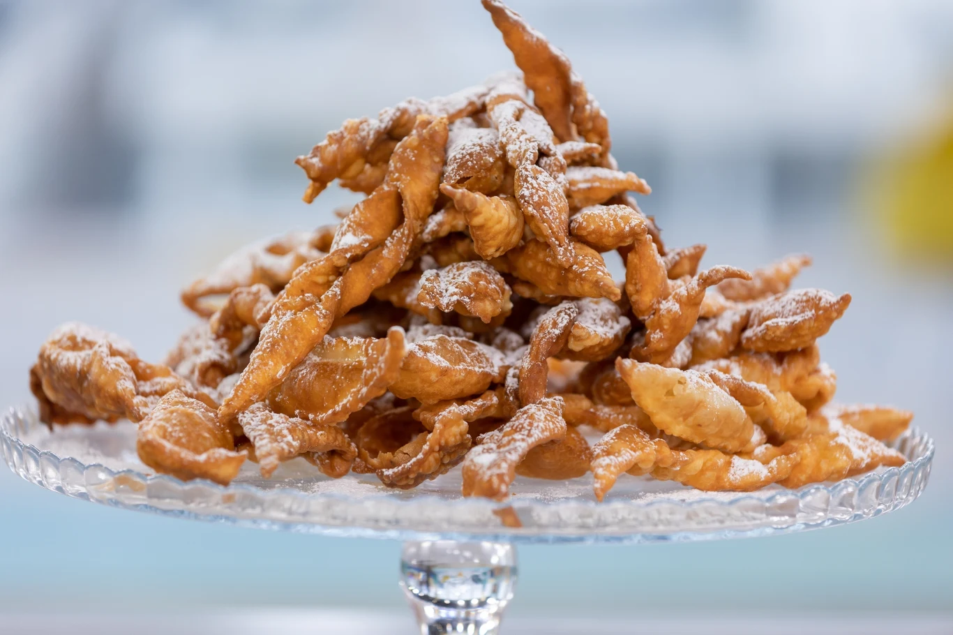 Smakowita wersja klasycznych faworków. Dodatek tej aromatycznej przyprawy robi robotę Smakowita wersja klasycznych faworków. Dodatek tej aromatycznej przyprawy robi robotę