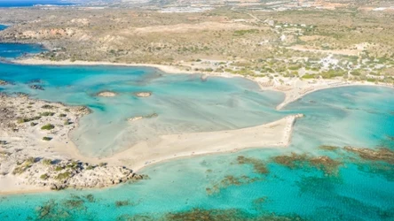 Plaża Elafonisi zachwyca z każdej strony. Warto się na nią wybrać, będąc na Krecie