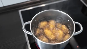 Kiedy solisz gotujące się ziemniaki? Większość z nas wybiera zły moment