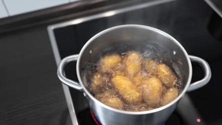 Kiedy solić ziemniaki? Większość osób podczas tej czynności popełnia błąd. 