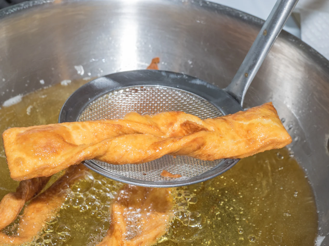 Wybór tłuszczu do smażenia faworków ma ogromne znaczenie Wybór tłuszczu do smażenia faworków ma ogromne znaczenie