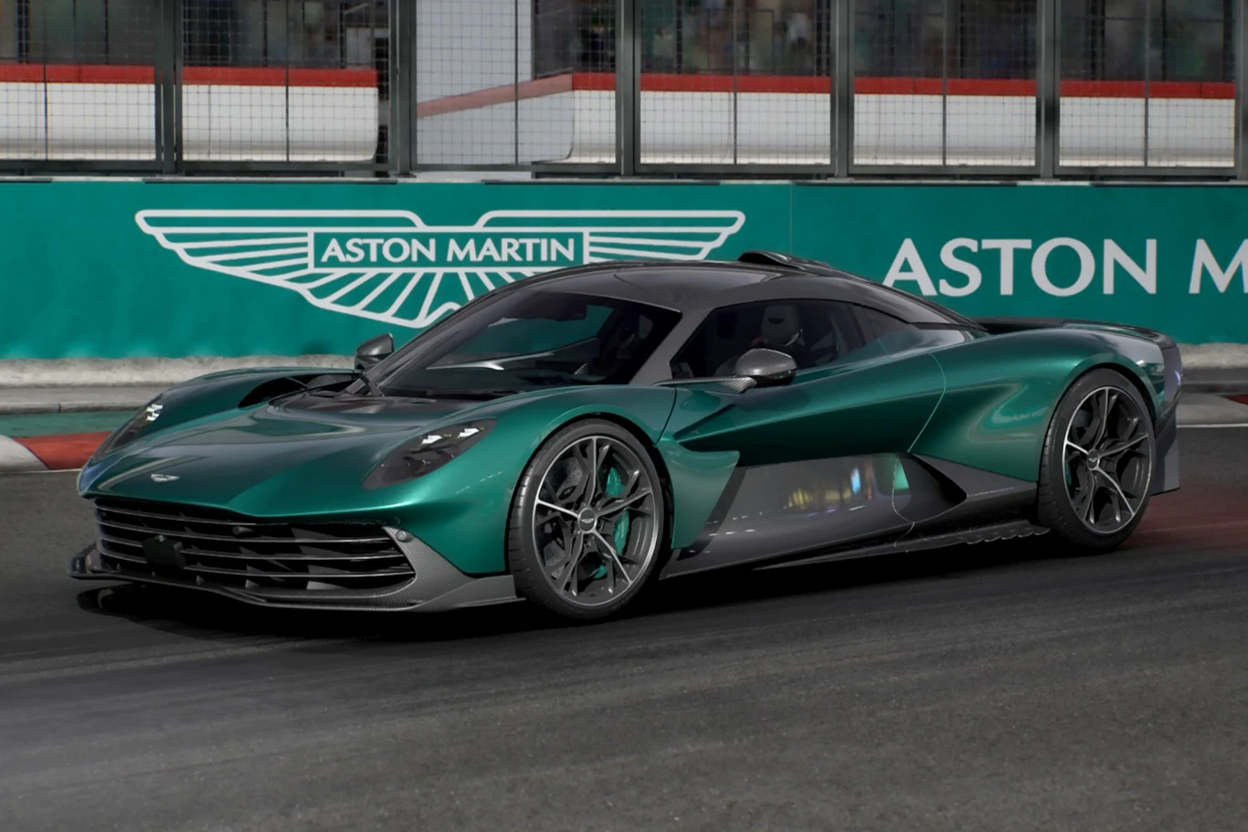 Nowoczesny sportowy samochód Aston Martin w zielonym kolorze porusza się po torze wyścigowym, w tle widoczne logo marki na ogrodzeniu.