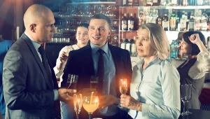 Przesadził z alkoholem na imprezie firmowej. To, co powiedział do szefa, wszystkich zamurowało