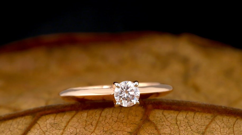 złoty pierścionek z diamentem