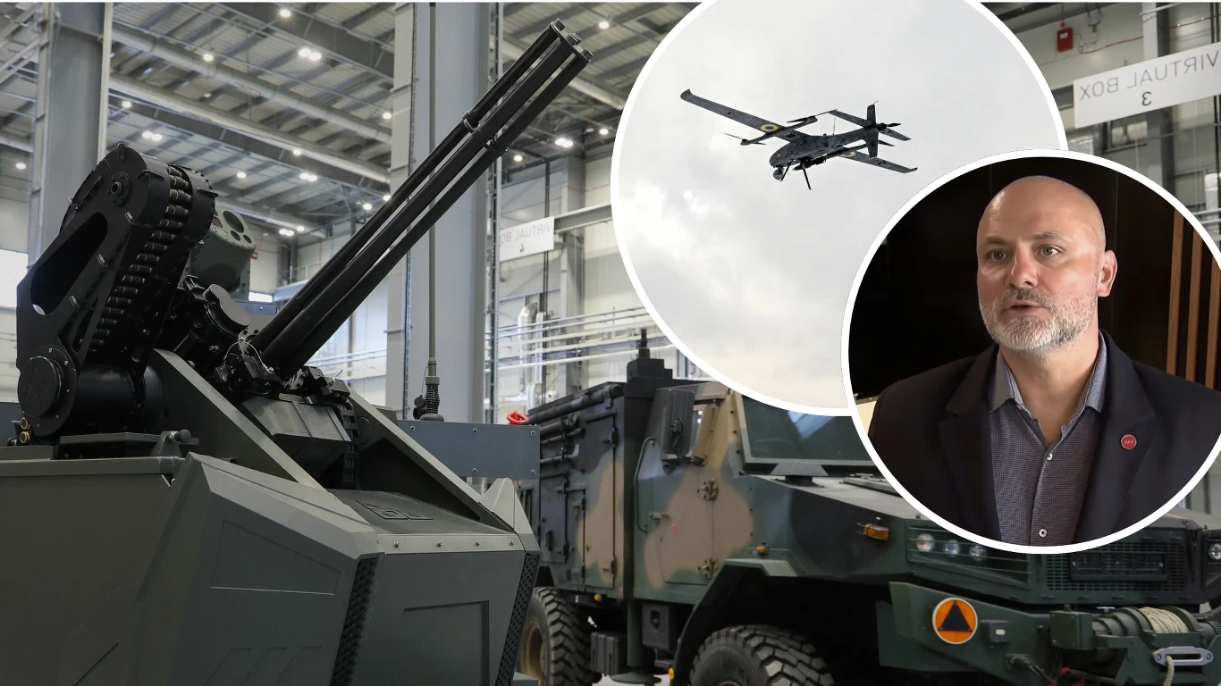 Dr Radosław Piesiewicz, dyrektor generalny i współzałożyciel APS o udziale w programie San: Spinamy wszystkie efektory i wszystkie sensory w jedną spójną całość Wnętrze nowoczesnej hali z zaawansowanym sprzętem wojskowym, w tym zdalnie sterowanym działkiem montowanym na pojeździe opancerzonym; w okrągłej ramce dron w locie oraz portret mężczyzny w garniturze.