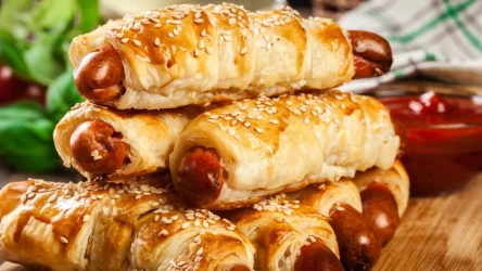 Chrupiące parówki w cieście francuskim świetne danie na ciepło na domówkę 