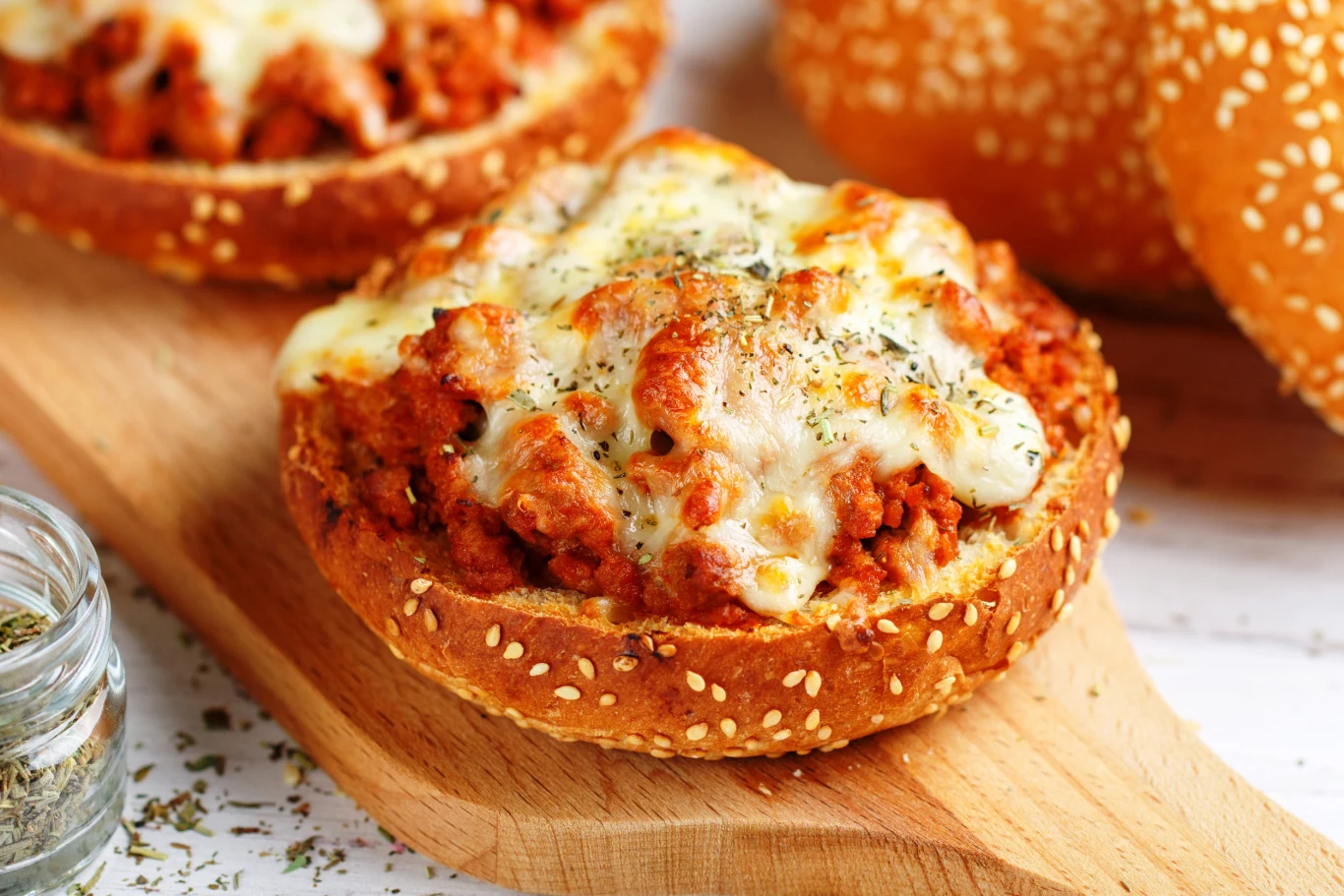 Te mini pizze z mięsem mielonym to szybki pomysł na gorącą kolację Te mini pizze z mięsem mielonym to szybki pomysł na gorącą kolację