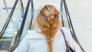 Bardzo osłabiają i niszczą włosy. Polki noszą je regularnie