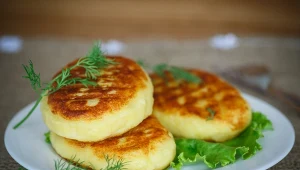 Puszyste placki z gotowanych ziemniaków z dodatkiem żółtego sera