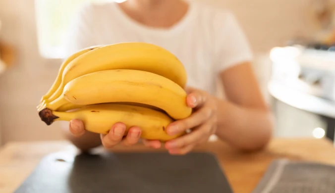 Banany uchodzą za jedną z najzdrowszych przekąsek, ale ich codzienne jedzenie nie zawsze działa tak samo na organizm