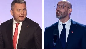 Szef PKOl Radosław Piesiewcz (z lewej) trzyma w garści olimpijską akredytację dla ministra Jakuba Rutnickiego