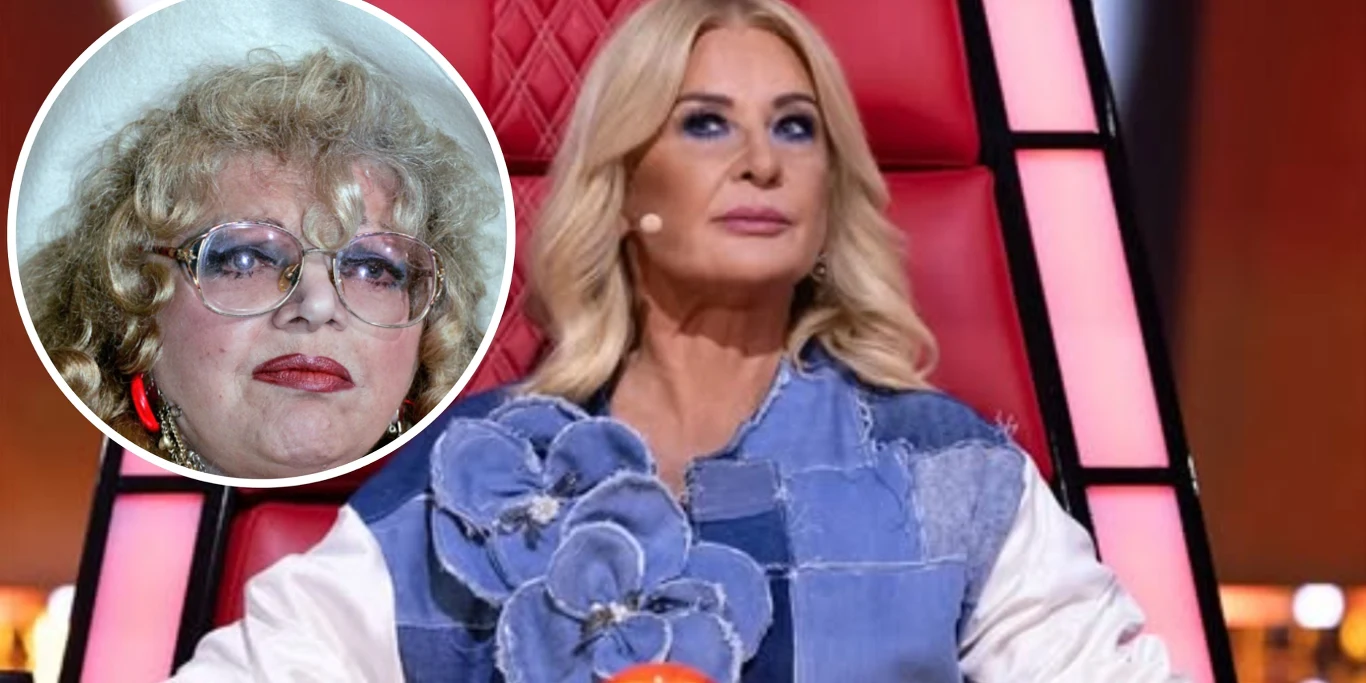 Wielkie wyznanie Majki Jeżowskiej w "The Voice Senior" Kobieta o blond włosach siedzi na czerwonym fotelu w świetle reflektorów, ubrana w niebiesko-białą marynarkę ozdobioną kwiatami. W lewym górnym rogu okrągłe wstawienie ze starszą kobietą w okularach i czerwonych kolczykach, o kręconych włosach i wyrazi...