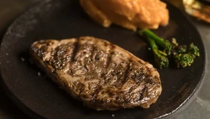 Polacy chcą jeść mniej mięsa. Coraz częściej wybierają roślinne dania