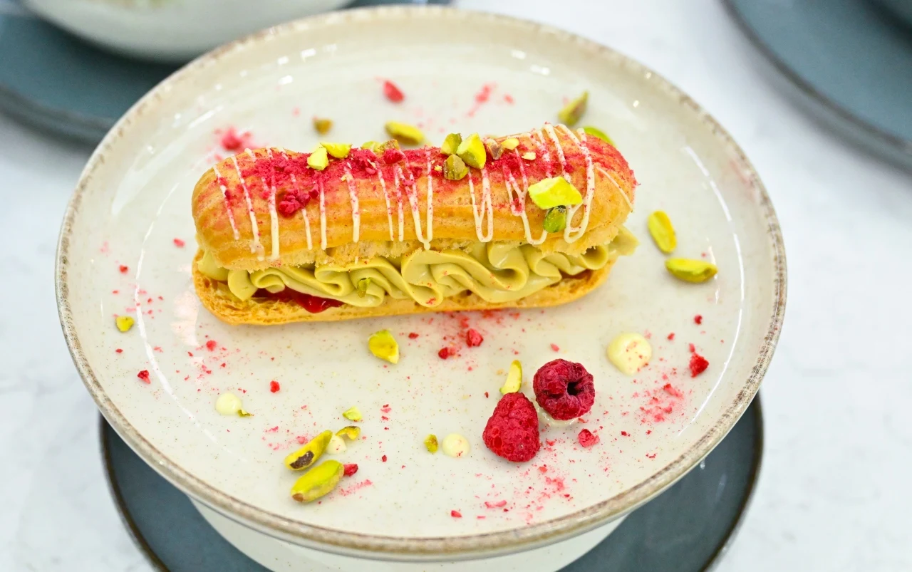 Eklerki z kremem pistacjowym i malinami od Karoliny Stolarskiej-Bigos