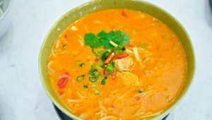 Zupa tajska posypana kolendrą