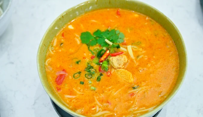 Zupa tajska posypana kolendrą