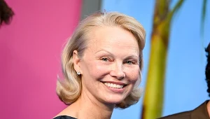 Pamela Anderson w najmodniejszym kolorze 2026 roku. Odmłodził ją o 20 lat