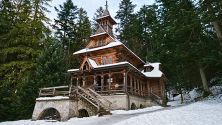 Czy Kaplica na Jaszczurówce jest otwarta?