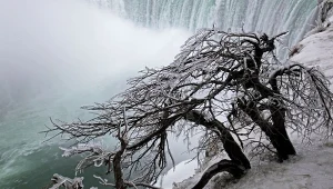 To zdarza się niezwykle rzadko. Najsłynniejszy wodospad częściowo zamarzł