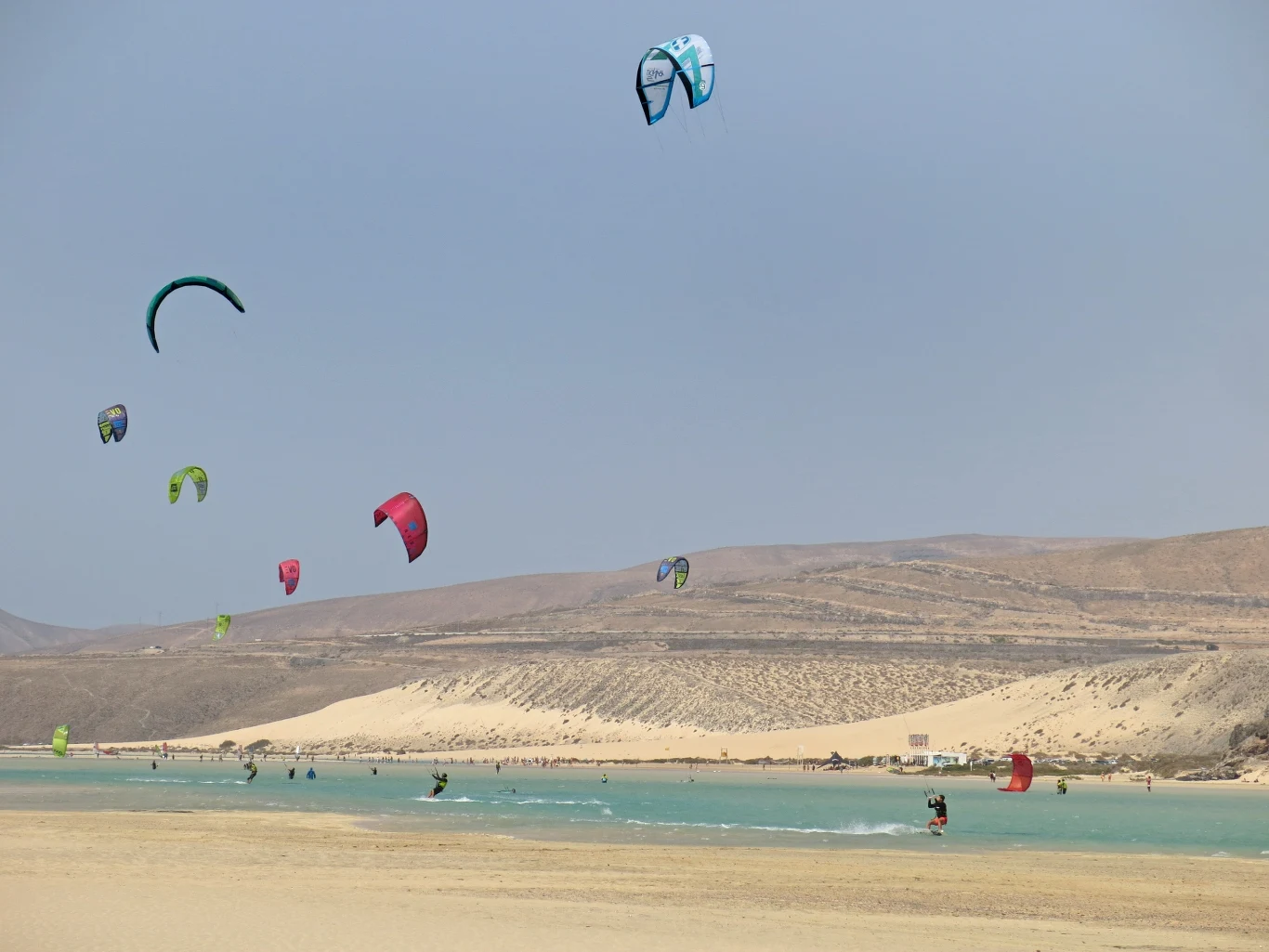 Wyspa Fuerteventura sprzyja uprawianiu sportów wodnych i sielskiemu wypoczynkowi na plaży Wyspa Fuerteventura sprzyja uprawianiu sportów wodnych i sielskiemu wypoczynkowi na plaży
