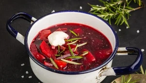 Czerwony barszcz z kleksem śmietany w garnku