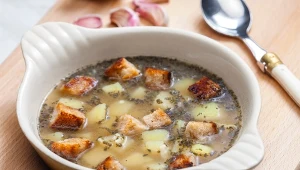 Czeska zupa czosnkowa to kultowe danie, które świetnie rozgrzewa od środka