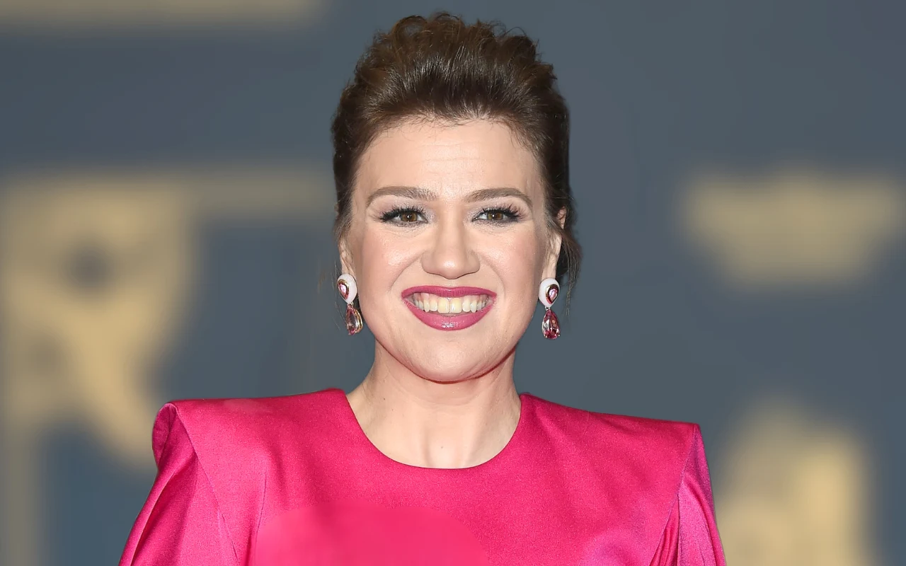Kelly Clarkson dostała 169 nominacji i wygrała 72 nagrody. Na zdjęciu odbiera swoją statuetkę Emmy