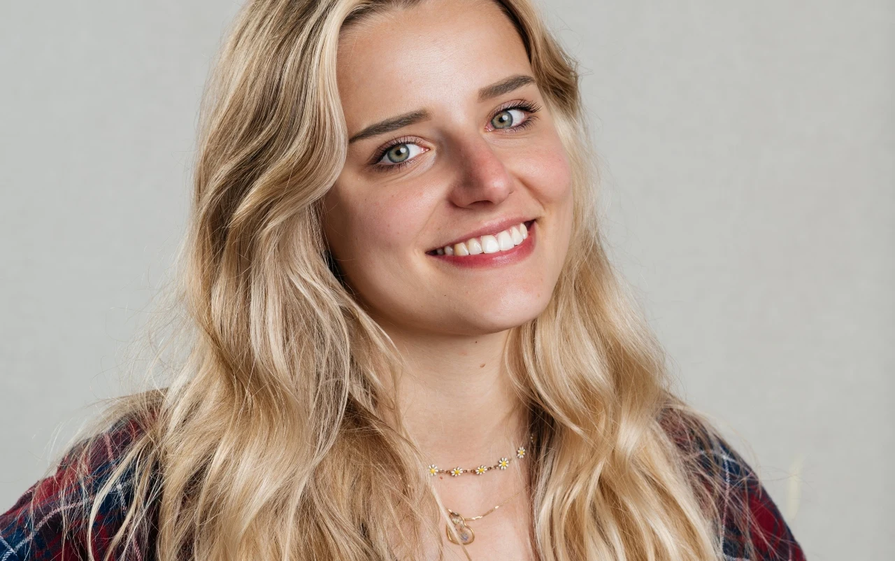 Agnieszka Białek - młoda dziewczyna, długie blond włosy, koszula w kratkę