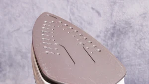 Brud i spalenizna znikną w kilka chwil. Żelazko będzie wyglądać jak nowe